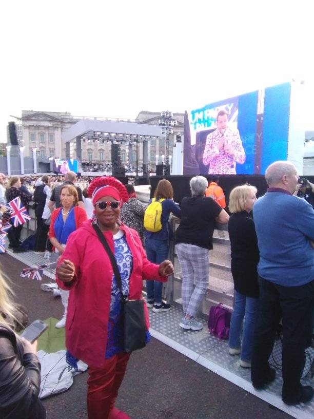 confident_queen's tweet photo. Attending The Queen’s Platinum Party at the Palace was such a lovely experience.. Everyone was just so friendly; dancing, singing and having fun. Seeing all those wonderful performers was just an amazing experience. Thanks to @DianaAward for such an amazing experience. https://t.co/6pF4O8nRM6