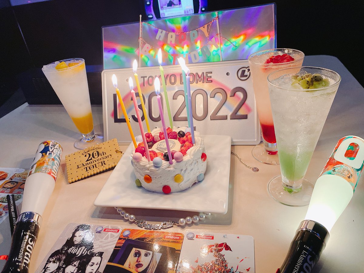 himitsuppi's tweet photo. @HydeOfficial_ 

ツアーも一緒に回るドエル３人でラニバをお祝いしてます💓

ずっとずっと大好き！いつまでも着いていきます🌈 https://t.co/vDWujxNkO8