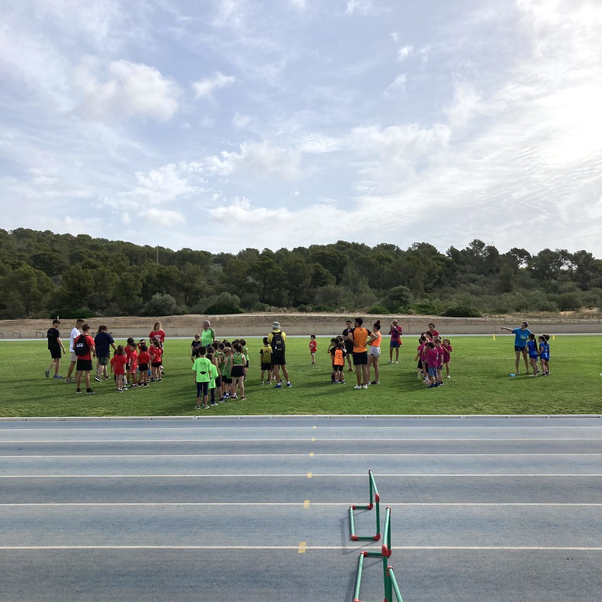 fatletismeib's tweet photo. Primers instants de la 4ª jornada de pista dels JEE Palma-Ponent, avui a Magaluf! Els més menuts ja estan en marxa!
@esportsIB @turismeiesports @EBaseMallorca #atletesfaib #pistafaib #basefaib #InfoFAIB https://t.co/hNPuDhVKRl