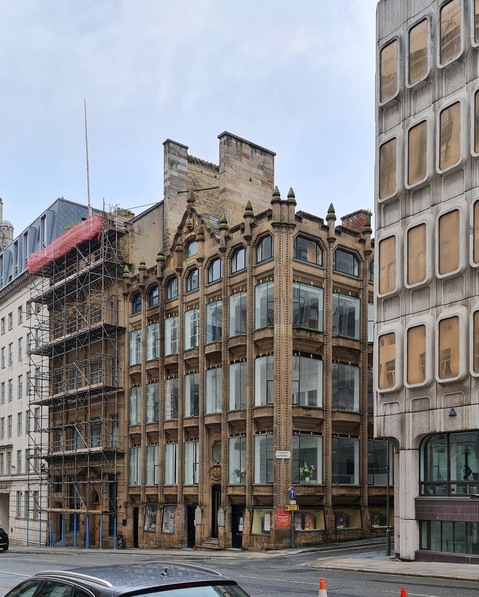 YOLiverpool's tweet photo. Oriel Chambers, Water Street #Liverpool is stunning. 

It was the world's first building featuring a metal framed glass curtain wall. Designed by architect Peter Ellis and built in 1864, it has been grade I listed due to its outstanding importance. #lookupliverpool https://t.co/6u3LnwXgWK