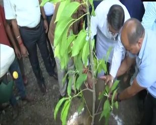 News1IndiaTweet's tweet image. #Uttarakahnd: राज्य के मुख्यमंत्री पुष्कर सिंह धामी ने देहरादून में विश्व पर्यावरण दिवस के अवसर पर पौधारोपण किया।

#WorldEnvironmentDay @pushkardhami @bjputtarakhand #news1india