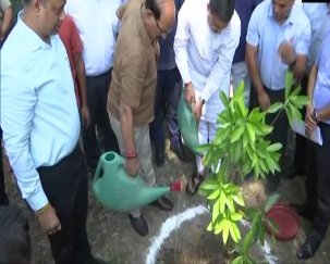 News1IndiaTweet's tweet image. #Uttarakahnd: राज्य के मुख्यमंत्री पुष्कर सिंह धामी ने देहरादून में विश्व पर्यावरण दिवस के अवसर पर पौधारोपण किया।

#WorldEnvironmentDay @pushkardhami @bjputtarakhand #news1india