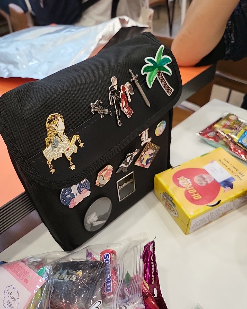 뱃지받으러 오세요
1층카페있습니다.