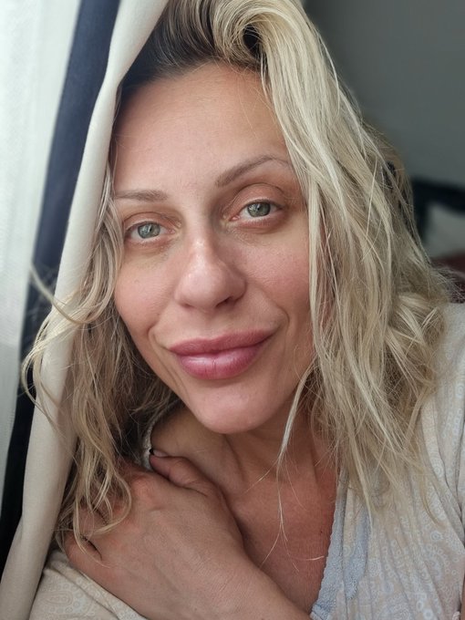 Good morning everyone... No make up, fresh start...back on my daily routine #rolleblade https://t.co<a href="/tag/rolleblade"class="tags"><span>#rolleblade</span></a>