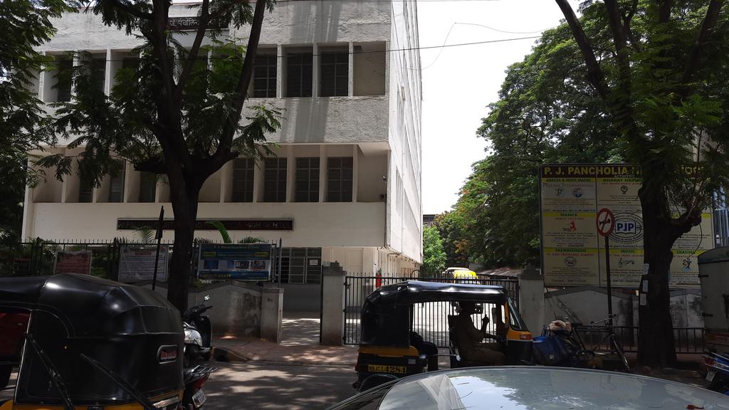 DHAVALM80060503's tweet photo. Drainage waste  removed from drainage river is not picked up and people are throwing more garbage on it and school is starting from tomorrow 06/06/2022. Opp to P.J. Pancholiya school, mahavir nagar, kandivali west.@mybmcWardRS @mybmc https://t.co/Mm1Pe1Kojo