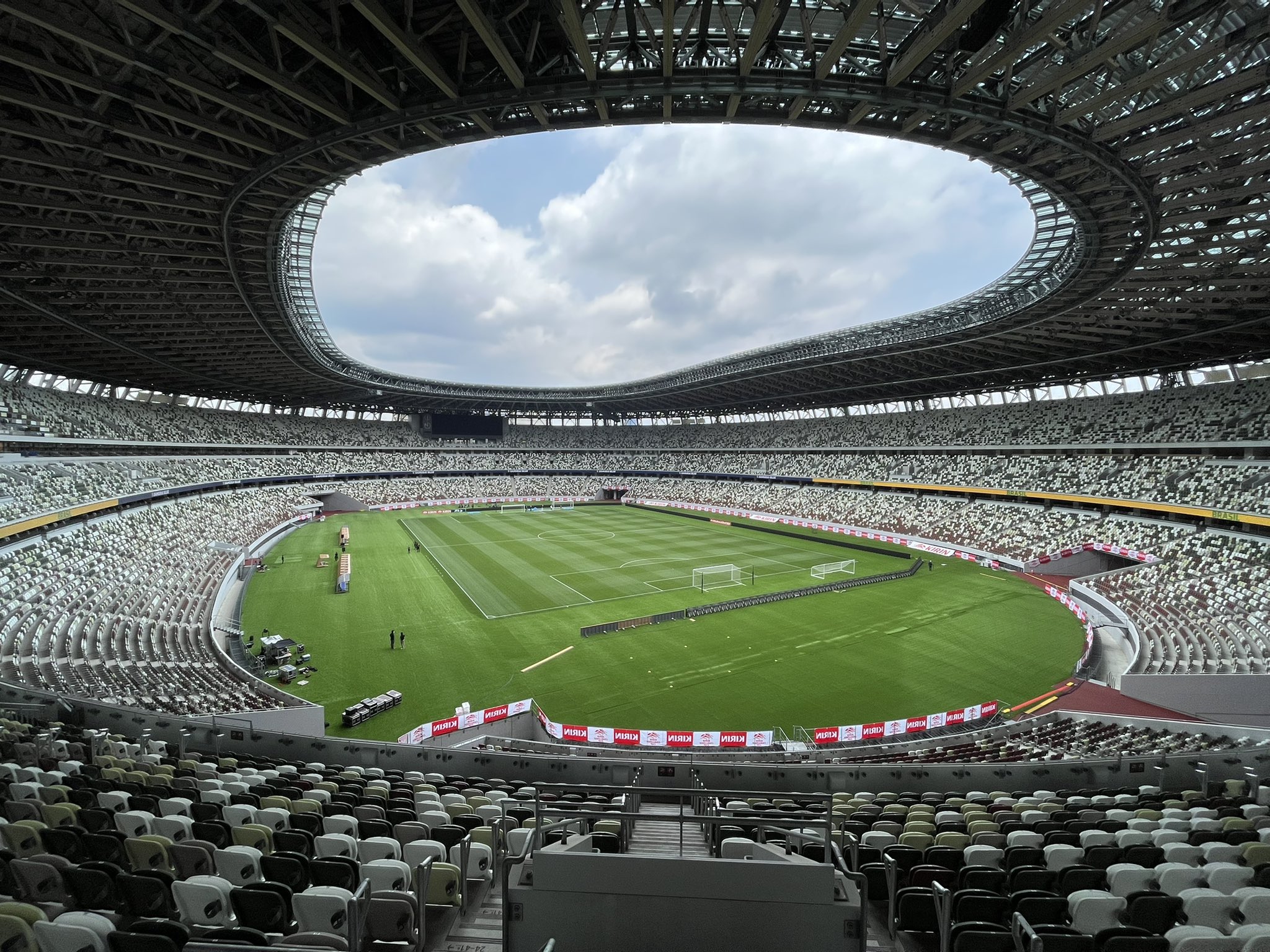 日テレサッカー あすブラジル戦 現場観戦の皆様 競技場の写真を添付します 雨に濡れることは多分無いです Tv観戦の皆様 試合前からyoutube配信します ぺこぱ さんが盛り上げます T Co Y3mdowhkd5 キリンチャレンジカップ
