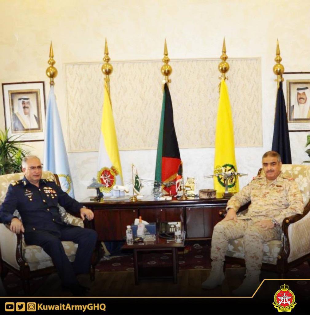 استقبل مساعد آمر القوة الجوية اللواء ركن طيار بندر سالم المزين  في مكتبه صباح اليوم مدير عام العمليات الجوية وشؤون إعادة التأهيل لجمهورية باكستان الإسلامية الصديقة اللواء الطيار عبدالمعيد خان والوفد المرافق له بمناسبة زيارته للبلاد .