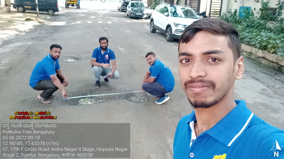 VinodKartavya's tweet photo. #PotholesFreeRoad Bengaluru campaign 4 at Ulsoorr, Old Madras road. Geo tagging the Potholes and also #selfieWithPotholes and upload to BBMP Sahaya 2.0 app.
@BBMPCOMM @BBMPAdmn @CMofKarnataka @narendramodi
#ಗುಂಡಿಮುಕ್ತರಸ್ತೆ ಅಭಿಯಾನ ೪.
@BengaluruHudgru https://t.co/uFJQtLE9ox