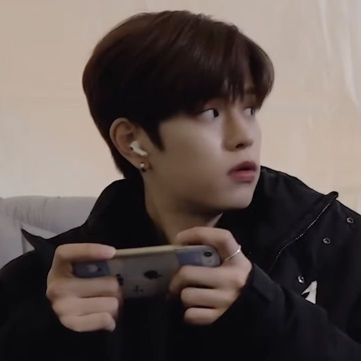 when there's magulo sa paligid while playing.

me: