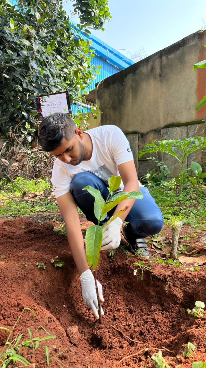 srvchvn's tweet photo. On #WorldEnvironmentDay, we planted a variety of fruit saplings at a convent in #Bengaluru that houses young girls who have been abandoned by their parents owing to HIV/AIDS. 

When you work with children who appreciate all you do, it's always a joy.  @blrstucom_ @dhruv_jatti https://t.co/0Q0nqP7jo9