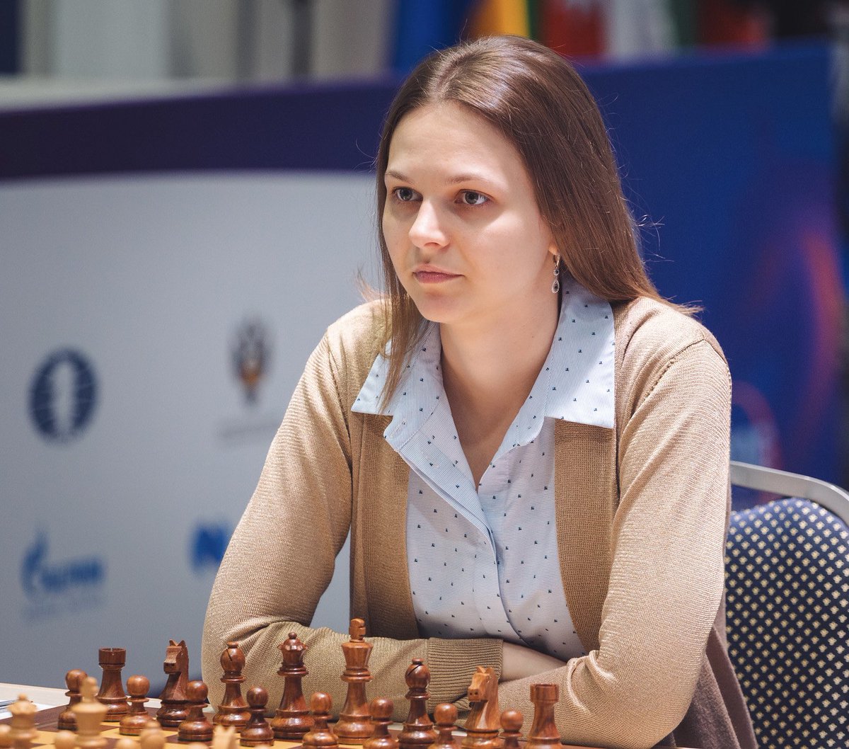 Satranç kraliçesi Anna Muzychuk, Suudi Arabistan 'da oynamayı reddetti:
'Çarşafı giymek ya da otelden çıkmak için adamın eşlik etmesi gibi özel kurallarla oynamayı reddediyorum. 2 dünya şampiyonluğunu kaybedeceğim Bu pek hoş değil ama 2.sınıf bir insan gibi hissetmek istemiyorum'