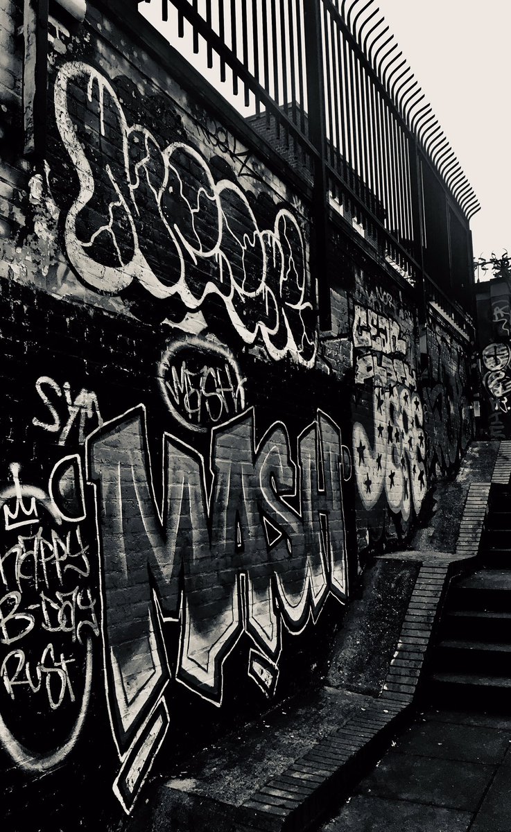 Popartchris's tweet photo. Mean streets of Brighton. #graffiti #brightongraffiti #brighton #blackandwhitephotography https://t.co/T3nupPfiXZ