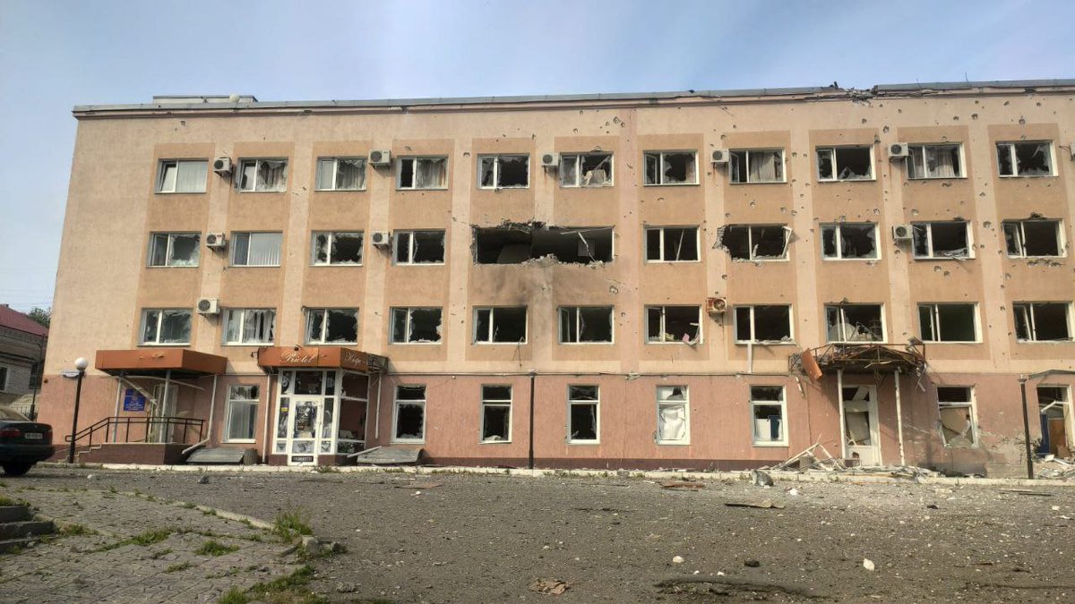 Будівля готелю в центрі #Лисичанськ'а після нічного обстрілу російськими військами.