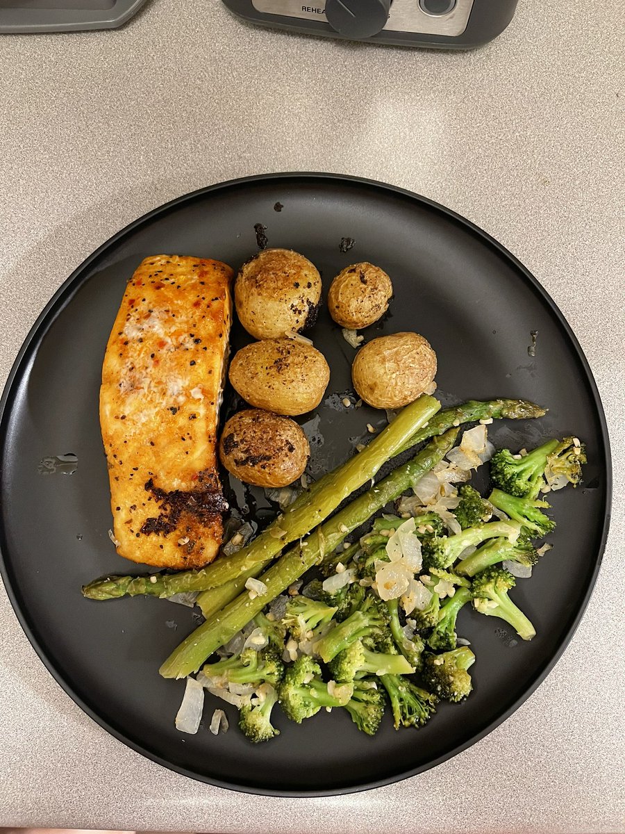 saamincer_'s tweet photo. we made smoked salmon w baby potatoes, broccoli asparagus and onion✨🙂 @Marcus_Corso https://t.co/1k4dnWjFSZ