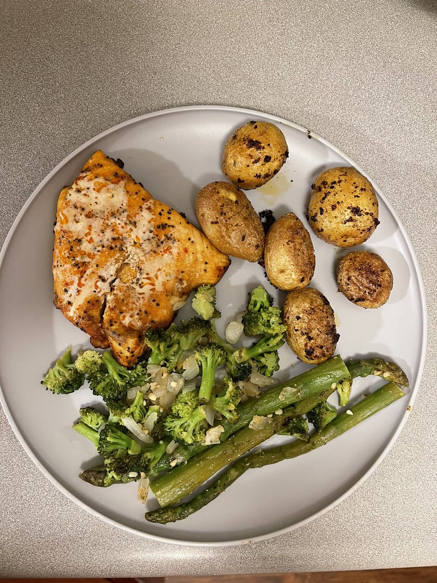 saamincer_'s tweet photo. we made smoked salmon w baby potatoes, broccoli asparagus and onion✨🙂 @Marcus_Corso https://t.co/1k4dnWjFSZ