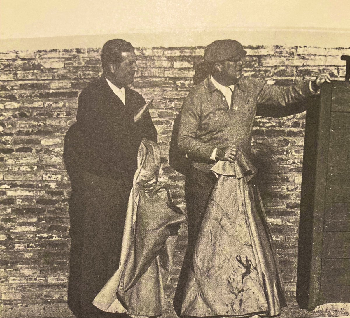 CentenarioAnto1's tweet photo. En 1937,torearon juntos por primera vez en Algeciras,Pepe Luis Vázquez y Antonio Bienvenida.
Aquí,muchos años después,en una fiesta privada en la Venta de Antequera.
Dos toreros unidos por el concepto clásico,la naturalidad innata y por la gracia sevillana.
#centenarioBienvenida https://t.co/Bigs1UQTjM