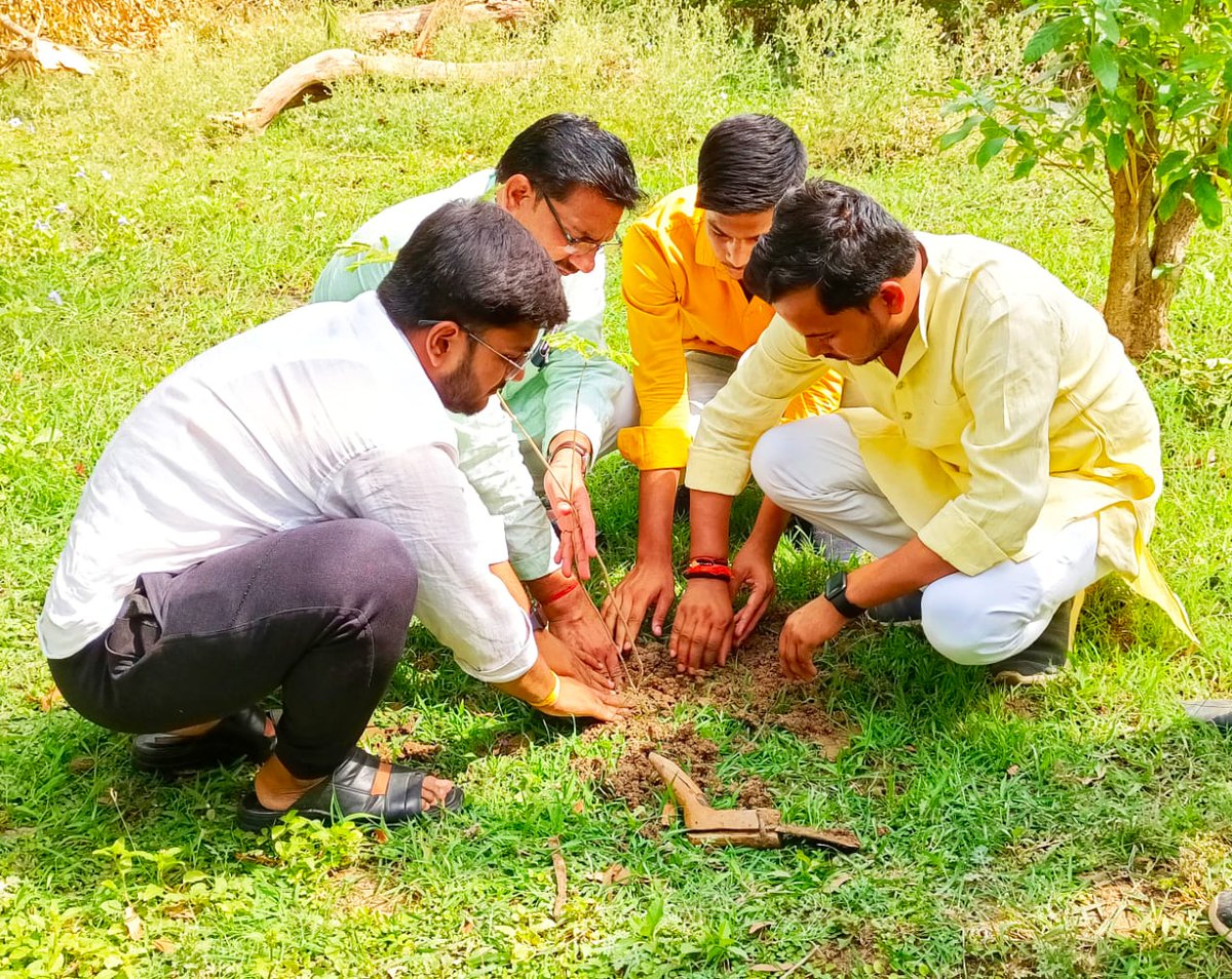 abvpforkanpur's tweet image. आज अखिल भारतीय विद्यार्थी परिषद बांदा जिले के कार्यकर्ताओं द्वारा वृक्षरोपण किया गया ।।
 #वृक्ष लगावो_जीवन बचाओ !  
#WorldEnvironmentDay2022