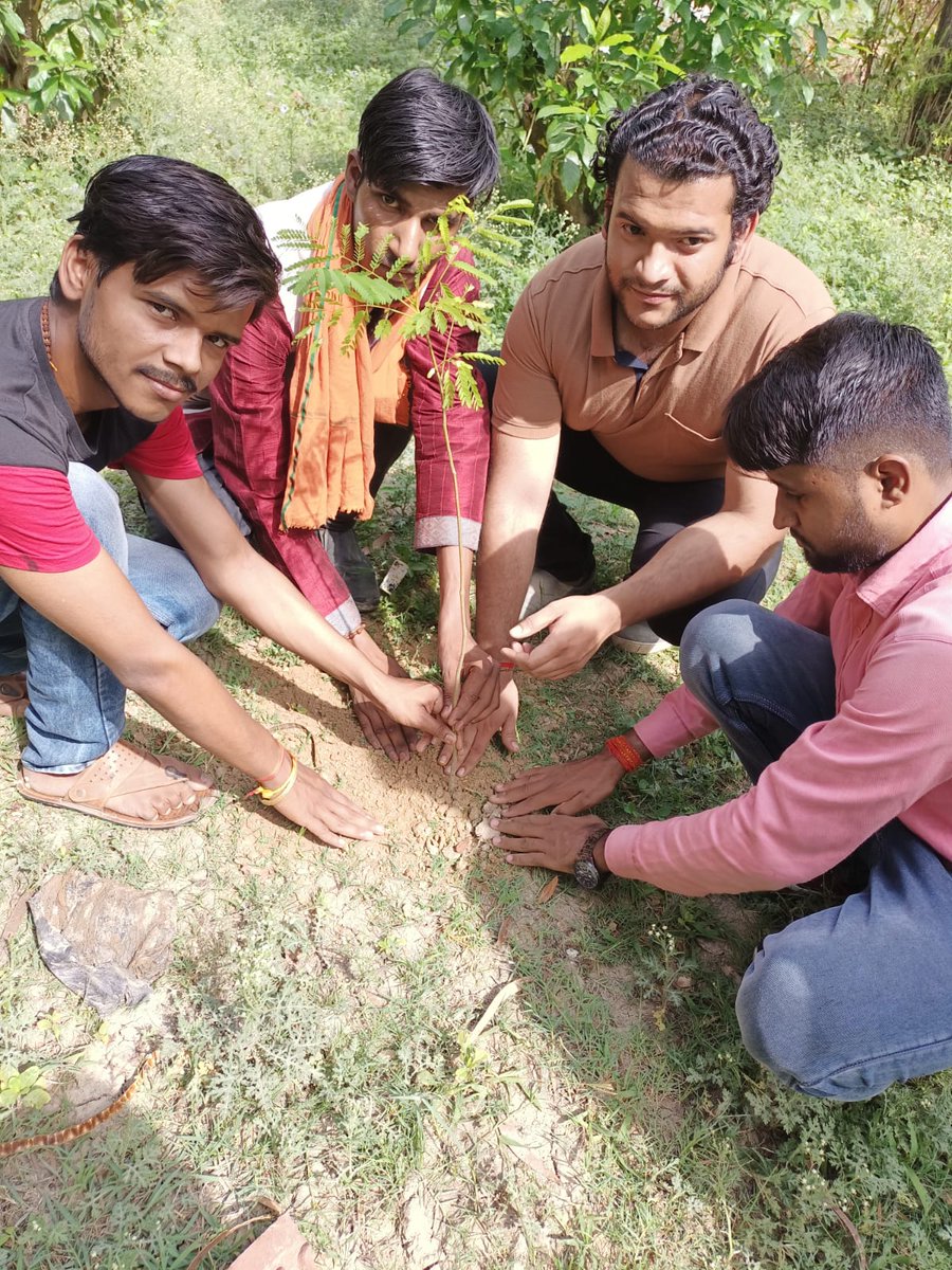 abvpforkanpur's tweet image. आज अखिल भारतीय विद्यार्थी परिषद बांदा जिले के कार्यकर्ताओं द्वारा वृक्षरोपण किया गया ।।
 #वृक्ष लगावो_जीवन बचाओ !  
#WorldEnvironmentDay2022