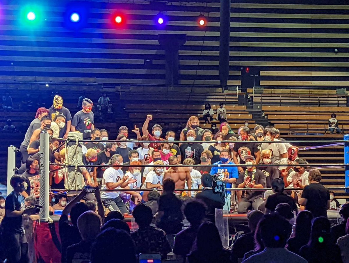 carbell_ito's tweet photo. デカイからプロじゃない…
強いからプロじゃない…
1人の選手のために10団体の選手+支援者+ファン…
これだけの人を動かせる魅力、大谷晋二郎選手こそプロレスラー
#プロとは #PKDX
#100yenrentacar #shupromobile
#全日キテる #CyberMagazineX https://t.co/upm56nppHC