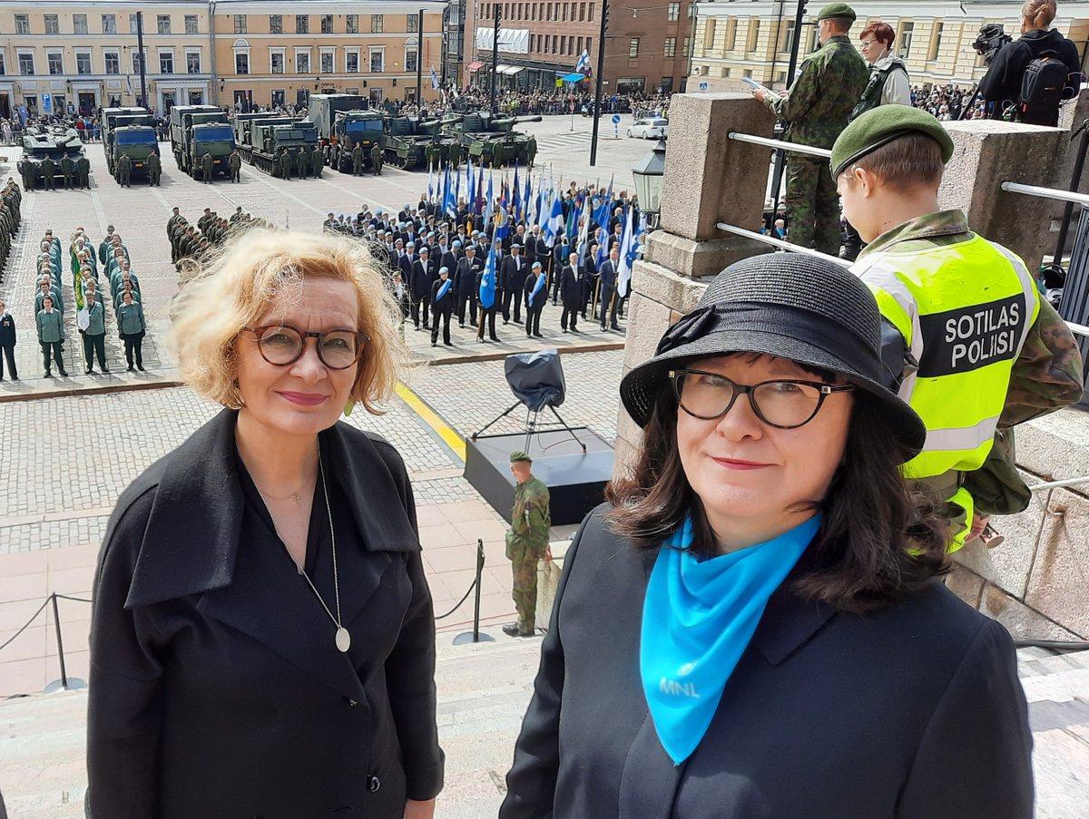 MerviLii's tweet photo. Puolustusvoimain lippujuhlapäivän tilaisuuksissa 4.6. Maanpuolustusnaisten Liiton pj:n ja Naisten Valmiusliiton 2. vpj:n rooleissa. Hienosti olivat naisemme mukana. Mukana myös NVL:n pj. @paularisikko. Hieno päivä!
#lippujuhlapäivä #puolustusvoimat https://t.co/EANml1W6mh