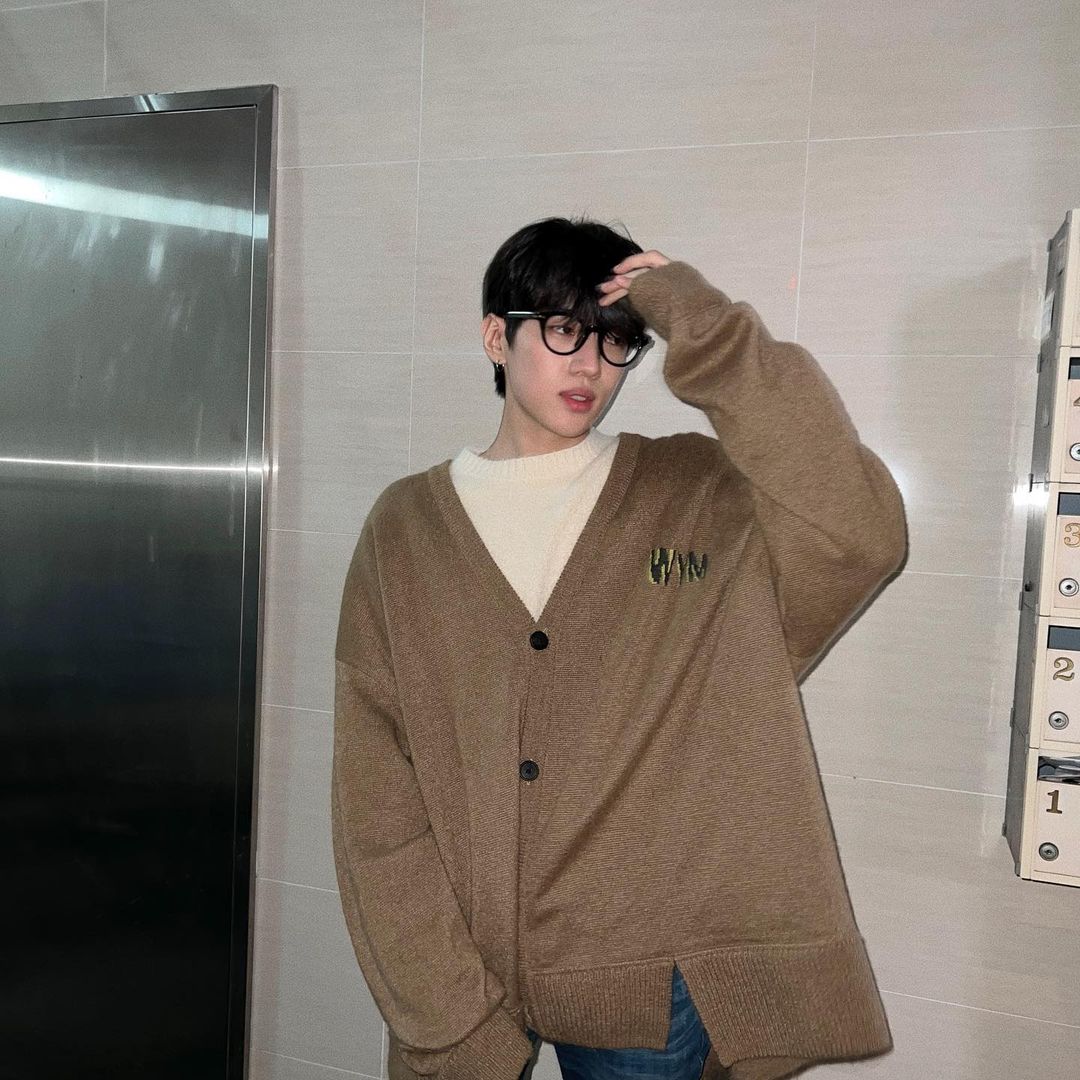 남팬홈마 P x 아이돌 p

생일이나 컴백같은 기념일때마다 꽤 비싼 물품 조공하는 걸로 유명한 남팬. 

근데 꼭 그 남팬이 보낸 조공 물품 받으면 꼭 착샷은 스케줄이 아니라 셀카로 찍어서 SNS에 올려주는 아이돌이 있다?