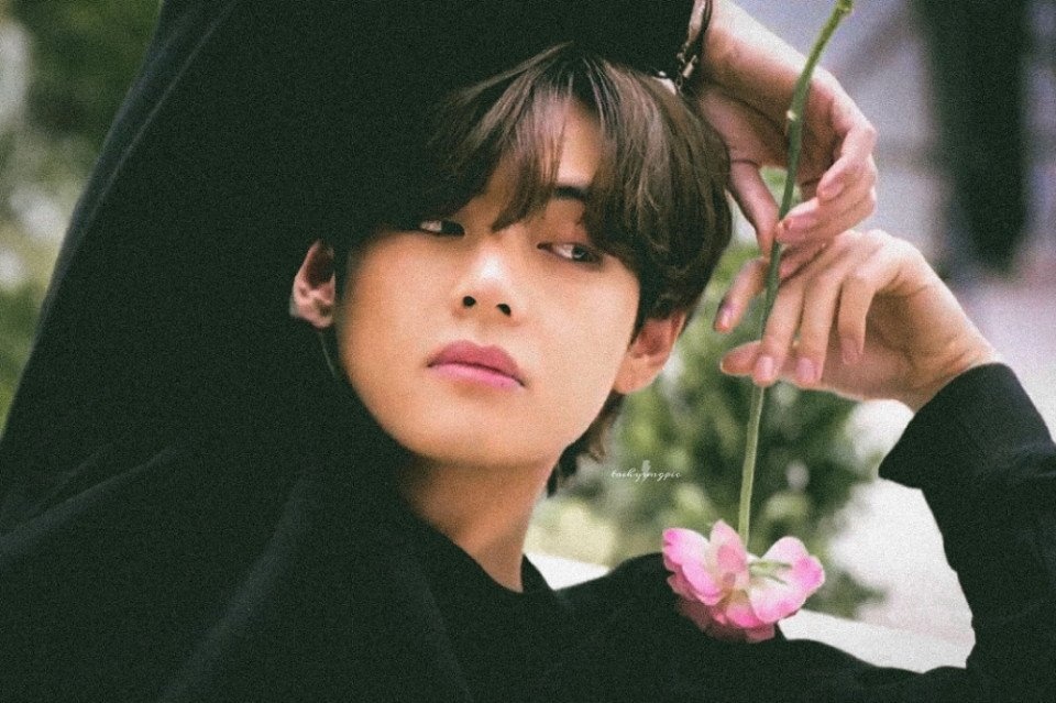 #taekook #taekookau 

Taehyung really had to learn how to get over his ex because the minute he tries to move on , the consecutive knocking at 1 in the morning pulls him back to his drunk ex, his Jungkook giving in so easily to his tears and charms