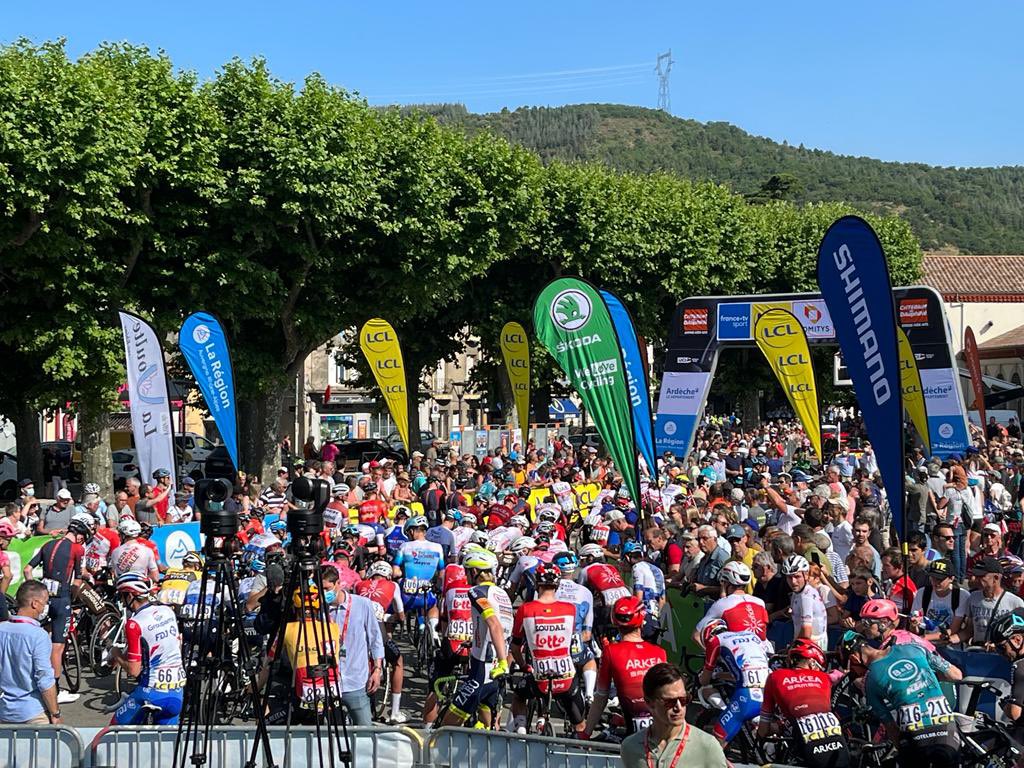 marcchavet's tweet photo. 🇫🇷 Belle ambiance ce matin à La Voulte-sur-Rhône à l’occasion du premier grand départ de l’histoire du @dauphine dans le département pittoresque de l’Ardeche.
🇬🇧 Great vibe this morning ahead of the 74th edition of the Criterium of the Dauphiné 👍 https://t.co/usmgM4nkNN