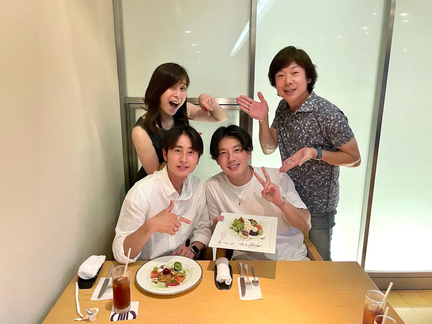 佐藤弘道 やっと家族揃って 長男25歳の誕生日食事会 早いなぁ これからは 子に従え かなぁ T Co Rtyb1ppcjo Twitter