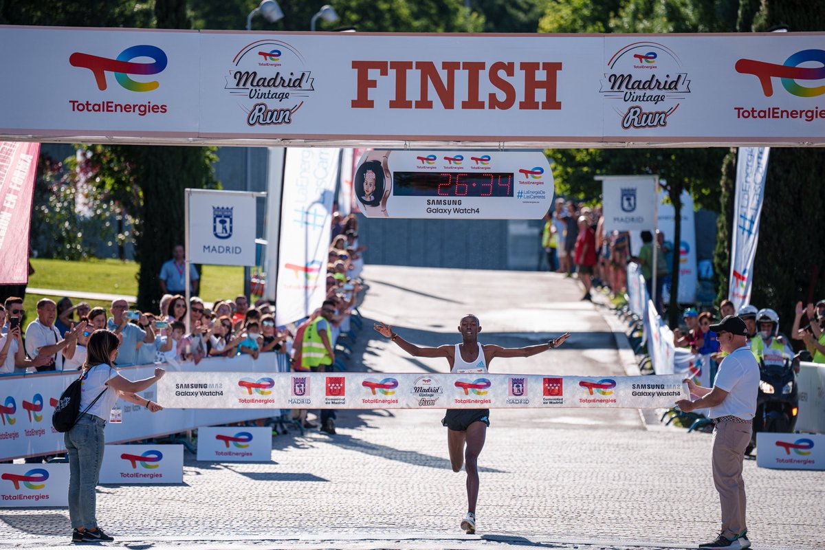thevintagerun's tweet photo. ¡Weldon Lagat vuela en #Madrid y consigue la segunda mejor marca de la historia en 10km ruta! 💥⏱😱 

➡️➡️➡️ 26:34 ⬅️⬅️⬅️ 

#MadridVintageRun by @TotalEnergiesES ya es la segunda carrera más rápida del mundo 🌎✈️

#running #laenergiadelascarreras https://t.co/OQv7Ojq6Do