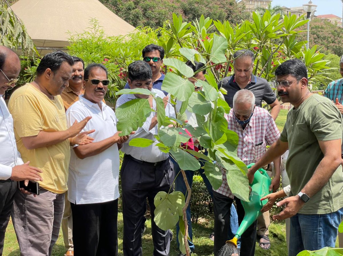 thot_2_action's tweet photo. Giving back to #Nature on #WorldEnvironmentDay2022 #21TreeSalute given at #Kalam Garden by planting 21 palash #trees. Thanks @prabhakarsbjp @mybmcWardT #Tward #Garden team is amazing! #Appreciate #Dedicated @IqbalSinghChah2 @GardenDeptMCGM https://t.co/Y95dF1g75f