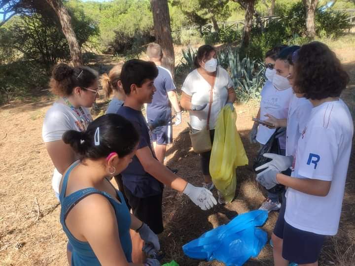 afanas_y's tweet photo. Hoy celebramos el #diadelmedioambiente y por eso queremos terminar la semana con la participación del CEE. Pili Varo, participando en el Proyecto Libera. Acudieron a La Forestal y recogieron restos de "basuraleza"
#ProyectoLibera #basuraleza #MedioAmbiente #afanaspyb https://t.co/Ztnl8qQnTL