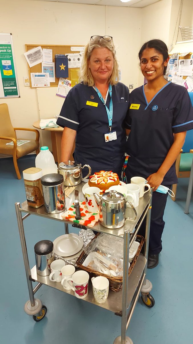 Taking a Jubillee break with nurse practitioner Nisma at 4am on our Night Shift in CGH  #jubilleeweekend <a href="/gloshospitals/">Gloucestershire Hospitals NHS Foundation Trust</a> <a href="/glosEmergdept1/">Emergency Department Professional Education</a>.
Thanks to all who worked so hard on Friday night making sure patient were comfortable and safe…Holly, Dr Katy, Dr Lena, Geff, Honey and Steve!