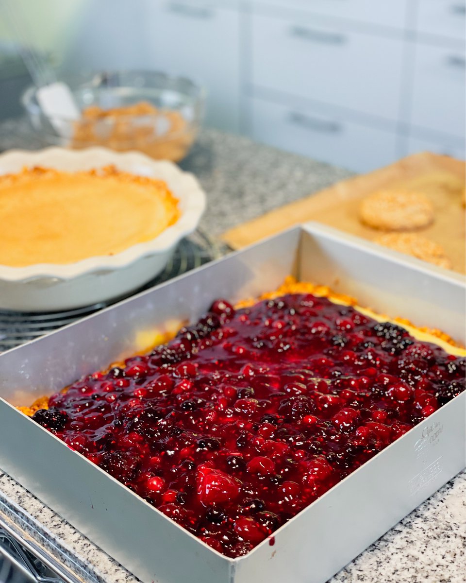 Happy Sunday! Nichts macht mich glücklicher, als meine glutenfreien Cheesecake Schnitten mit Cornflakes-Boden Beeren-Topping.

Wer hat sie schon gemacht? xxx Cyn

#backen #modernbaking #cheesecake #glutenfrei #glutenfree #cynthiabarcomi