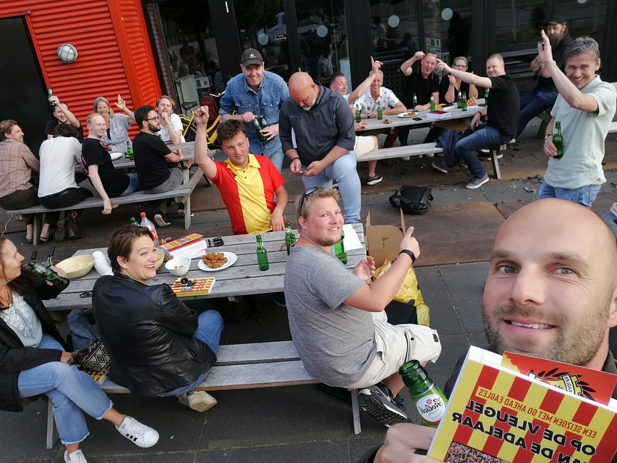Vrijdag nieuw <a href="/GAEagles/">Go Ahead Eagles 🦅</a> boek opgehaald, geschreven door <a href="/janwillemspaans/">Jan Willem Spaans</a>. Het was een gezellige bedoeling; pilsje en snackje erbij. Typerend voor onze mooie club ❤️💛⚽🦅