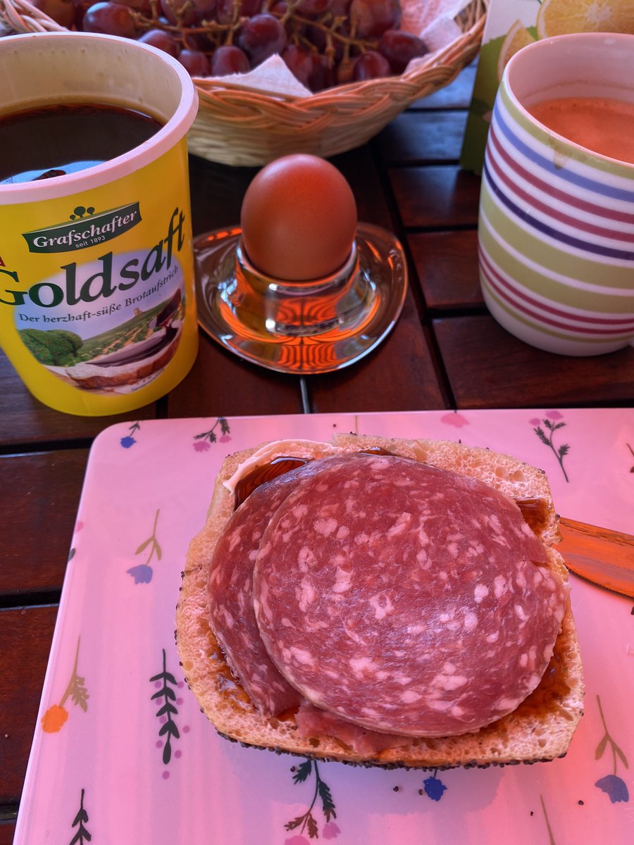 Ich hab’s getan: #Grafschafter #Goldaft mit Mettwurst auf Brötchen . #Pfingstfrühstück