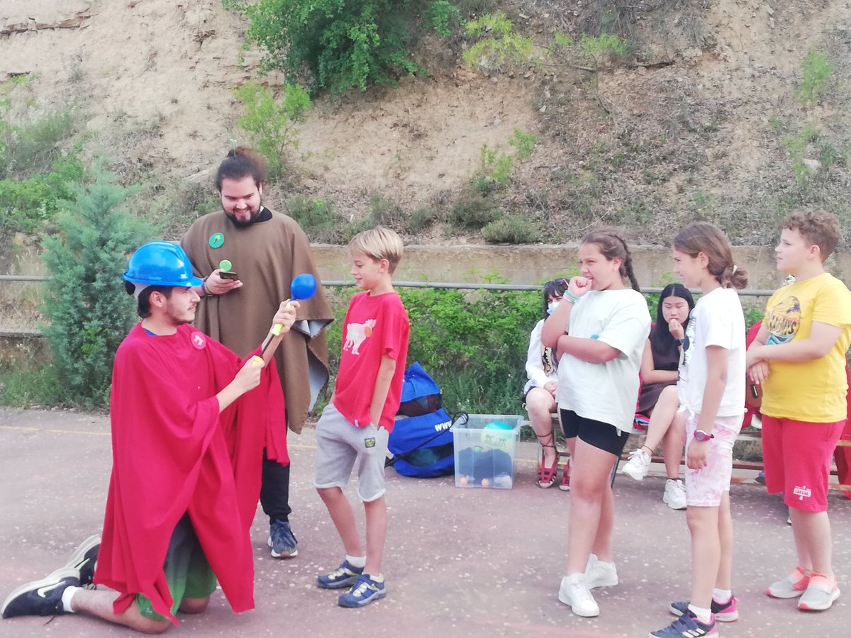 cjsantandreu's tweet photo. Colònies dels Trons a #LaGuardiaLada 🗡️⚖️🍗 Aconseguiran els ducats la corona vacant?? #EnllocComAlCentre @FedeDBCat #educantambelcor https://t.co/C6bTIXdwVA