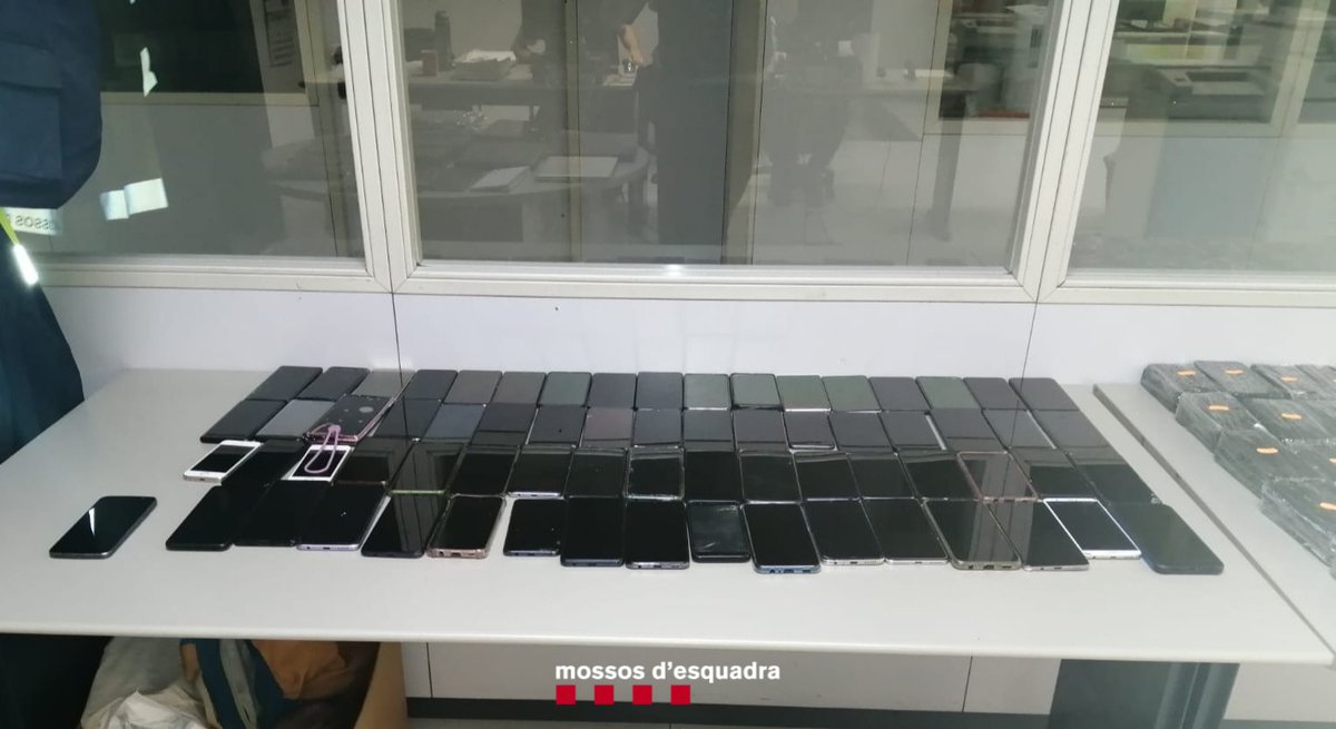 mossos's tweet photo. Arran d’un incident per un intent d’ocupació en un bloc de pisos de Sant Martí a BCN recuperem 296 mòbils, 7 portàtils i 13 tauletes. Treballem per retornar els mòbils als seus propietaris. Detenim un home 
https://t.co/9icQ00lJPc https://t.co/flWXb94MY6