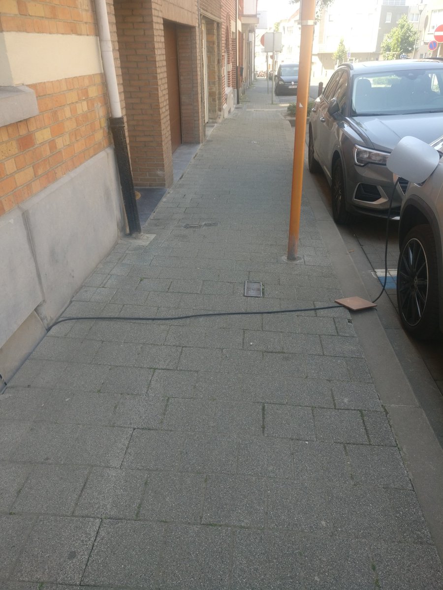 BeOstbelgien's tweet photo. Intéressante recharge (mais bien dangereux). Emplacement handicapé devant une maison mitoyenne et recharge privative qui part de la cave vers la voiture (vu au Nord-ouest de Bruxelles). Si les gens commencent à recharger comme ça, on ne s'y sortira pas ... https://t.co/nVI2SysN7d