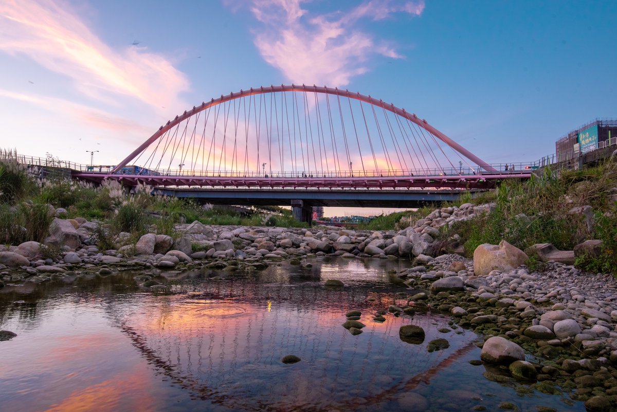 AndTaichung's tweet image. Want to be a June bride? Come visit the two iconic and romantic bridges of Taichung! Dakeng Lovers' Bridge features a pink bridge body and glass floor; Xichuan Bridge features a pure white bridge body and huge heart installation. Travel together with your sweetheart to happiness!