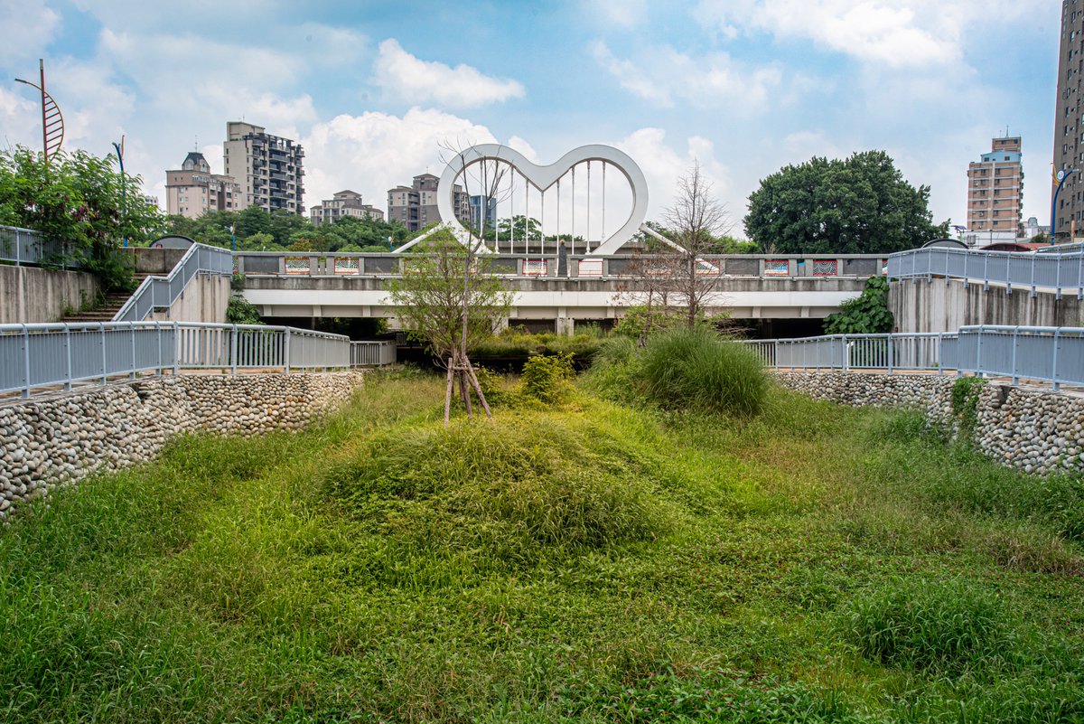 AndTaichung's tweet image. Want to be a June bride? Come visit the two iconic and romantic bridges of Taichung! Dakeng Lovers' Bridge features a pink bridge body and glass floor; Xichuan Bridge features a pure white bridge body and huge heart installation. Travel together with your sweetheart to happiness!