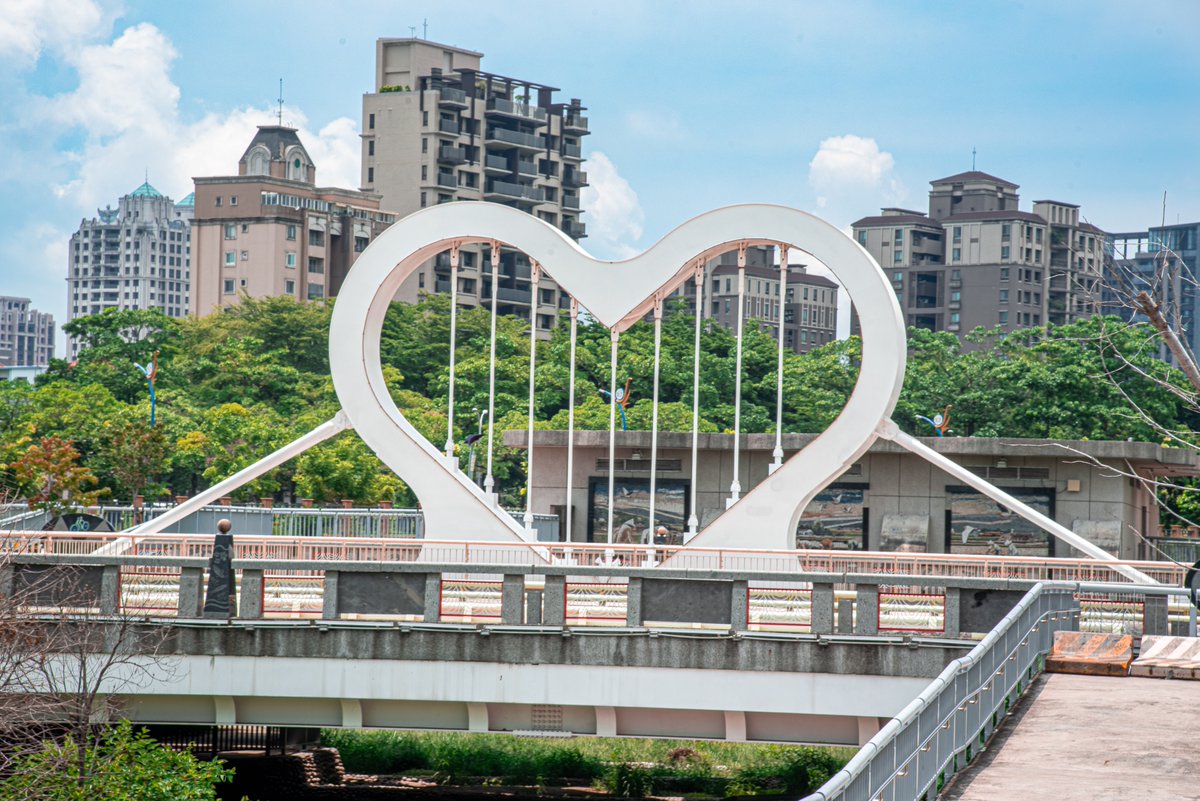 AndTaichung's tweet image. Want to be a June bride? Come visit the two iconic and romantic bridges of Taichung! Dakeng Lovers' Bridge features a pink bridge body and glass floor; Xichuan Bridge features a pure white bridge body and huge heart installation. Travel together with your sweetheart to happiness!