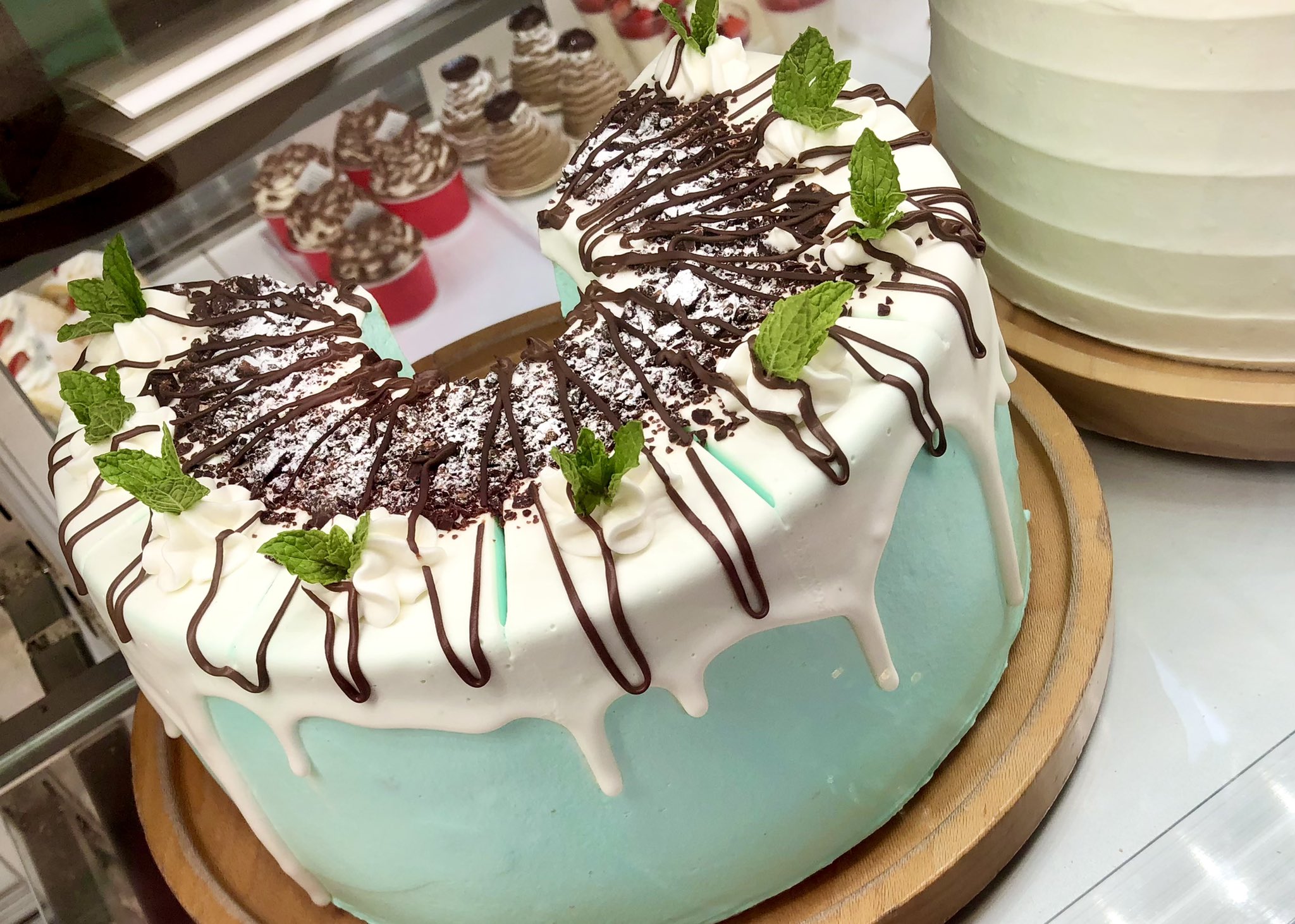 Masaki Suzuki チョコミン党 歓喜のシフォンケーキ 御殿場 のグランディールってケーキ屋さんの期間限定商品です チョコミント T Co Viavnm8ukn Twitter