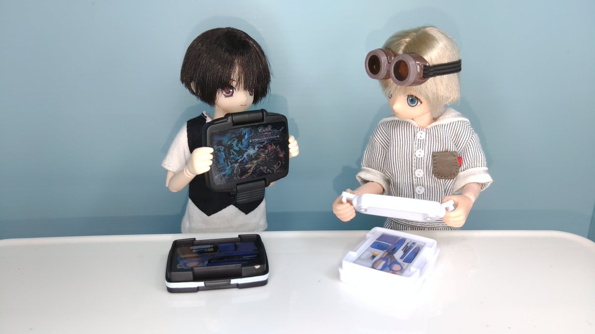 DrREX830's tweet photo. バンダイのガシャポン
『あの頃さいほうセット ミニチュア』。
特定の世代には懐かしい(らしい)
小学校家庭科で使う裁縫箱。
全6種。うち4種は蓋が開くぞ。
中身はシールで再現。
黒箱にドラゴンやサラマンダー、
自分の世代はこんなにハジケてなかったなぁ。

#ガチャ　#えっくすきゅーと https://t.co/GMJfFqKF2y
