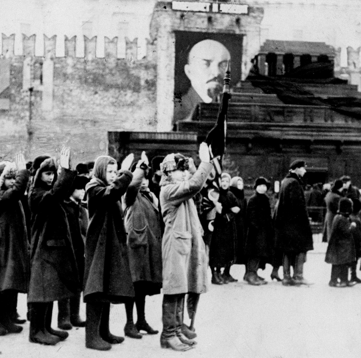 Пионеры у мавзолея Ленина