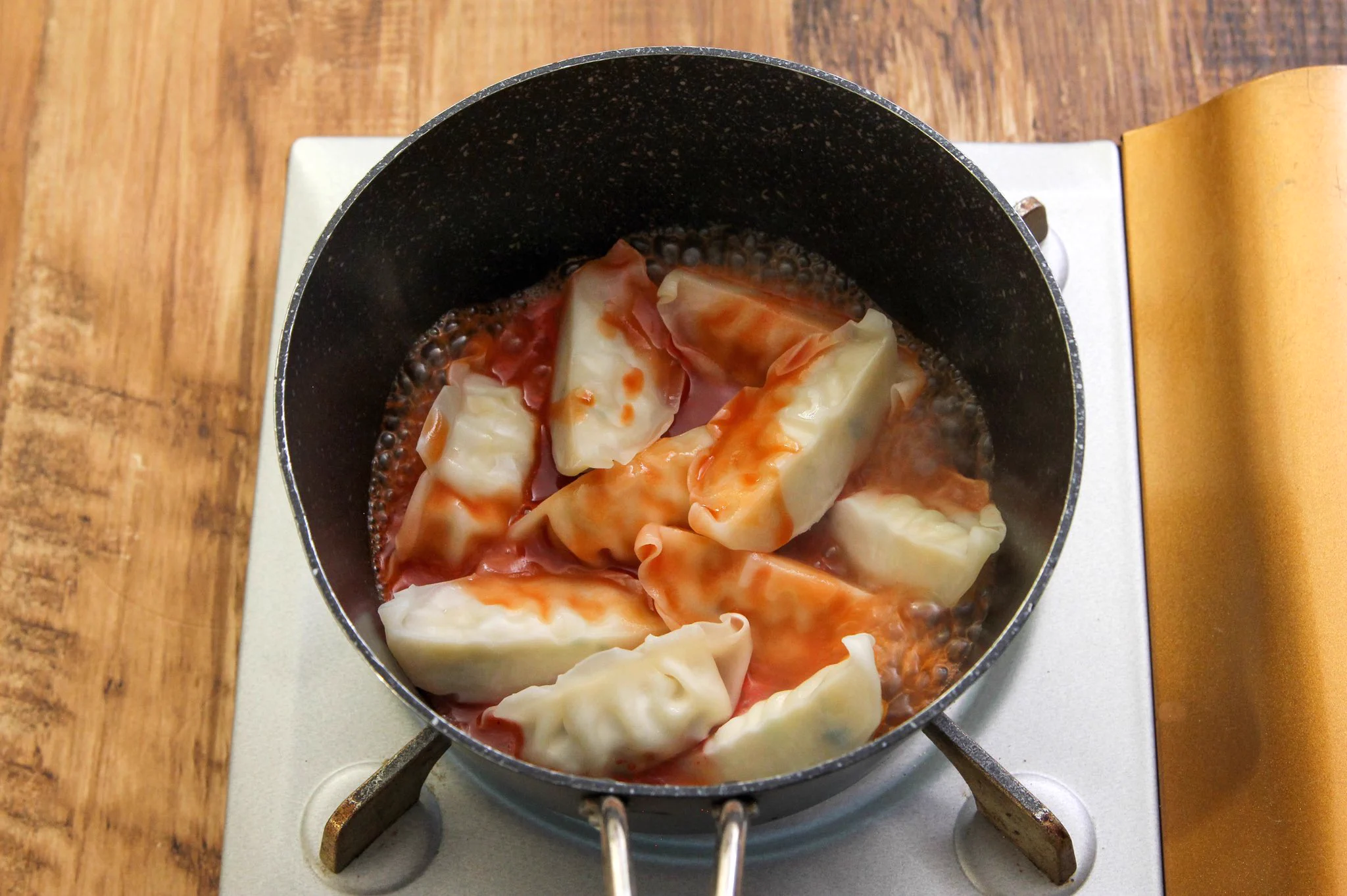 冷凍餃子をトマトジュースで煮るだけ！まるで生パスタなトマトパスタ爆誕。