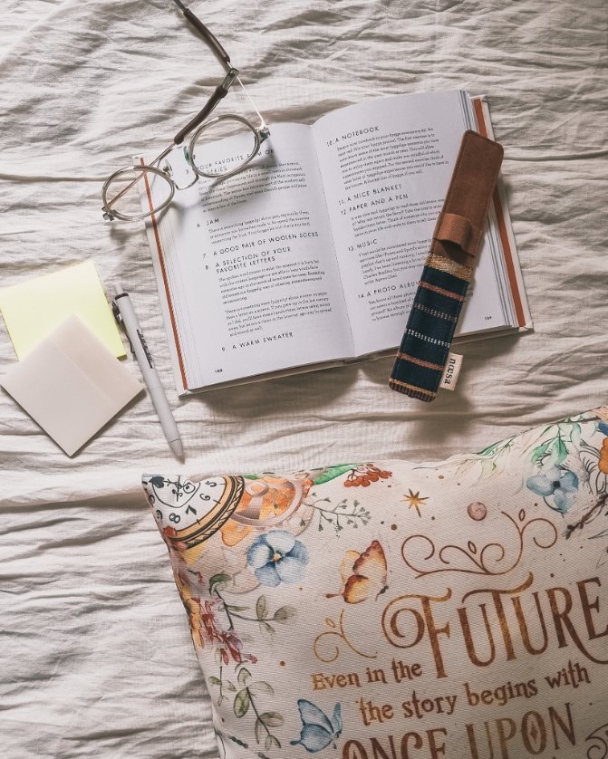 kakaesel's tweet photo. Teman baca bukuku:
• Kacamata biar bisa baca dg nyaman 🤣
• Bookmark
• Sticky notes + pen
• Bantal biar bisa senderan/ninggin buku/dipake baringan
• HP (yg dipake buat foto ini 🙈) bisa buat denger lagu/pengalih aja sesekali
#readersweekend #bacadirakata
@rakatadotid https://t.co/fSq3Y1yrcn