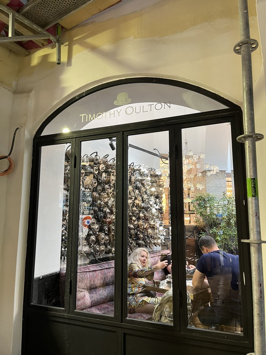 Şark Kahvesi Kapalıçarşı’nın en eski, en ikonik ve en sıcak mekanlarındandı. Esnaf, halk kahvesi olarak bilinen, çarşıda herkesin rahatlıkla gittiği sımsıcak bir yerdi. Geçmiş zaman ekiyle yazıyorum çünkü attık o da hayallerde kaldı. Artık o bir İngiliz; Timothy Oulton oldu!