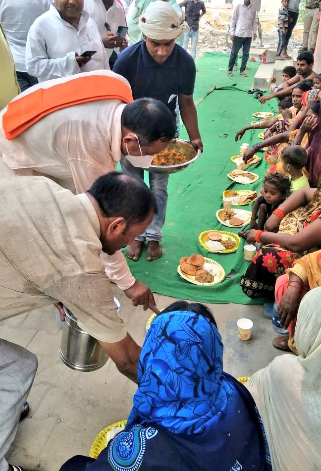 Rajeshwar_hyv's tweet photo. आज पड़रौना रविन्द्र नगर जिला अस्पताल पर परम् पूज्य योगी आदित्यनाथ जी महाराज के जन्मदिवस पर भोजन व फल वितरण किया..... https://t.co/5sppvtCvzO