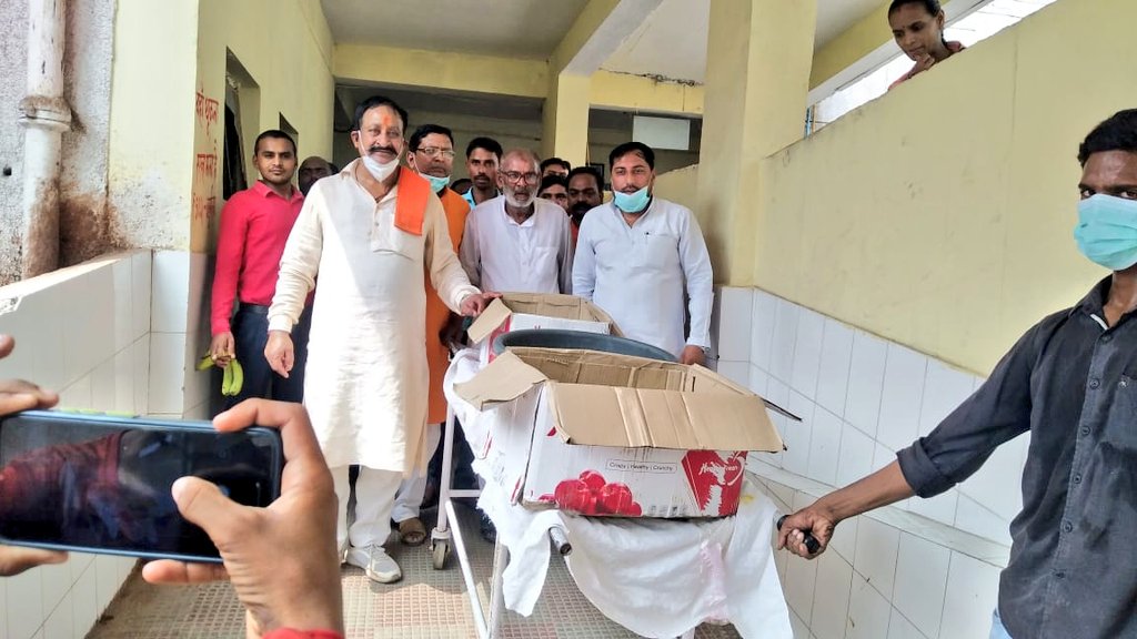 आज पड़रौना रविन्द्र नगर जिला अस्पताल पर परम् पूज्य योगी आदित्यनाथ जी महाराज के जन्मदिवस पर भोजन व फल वितरण किया.....