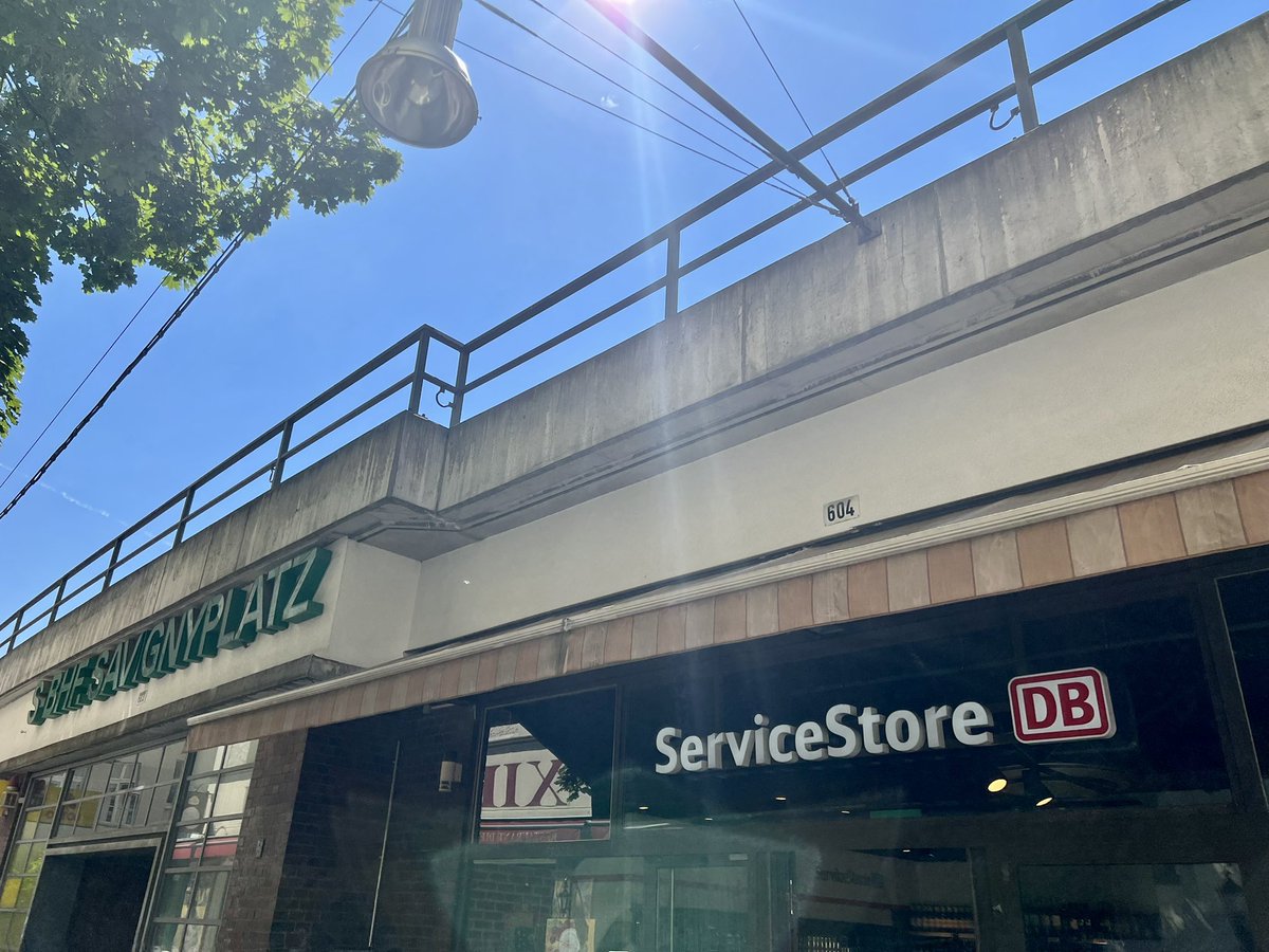 bahnfahn's tweet photo. Ein Profiteur vom #9EuroTicket wurde mir gerade im #Servicepoint bestätigt:

Seit der Einführung sind mehr Menschen unterwegs und der Absatz in den DB #Spaetshop like Läden ist signifikant gestiegen.

On the long term: #9Euro4ever

#Mischkalkulation rulez ;) https://t.co/GpOnDhxU7j